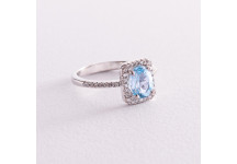 Женское серебряное кольцо с голубым топазом 
и фианитами