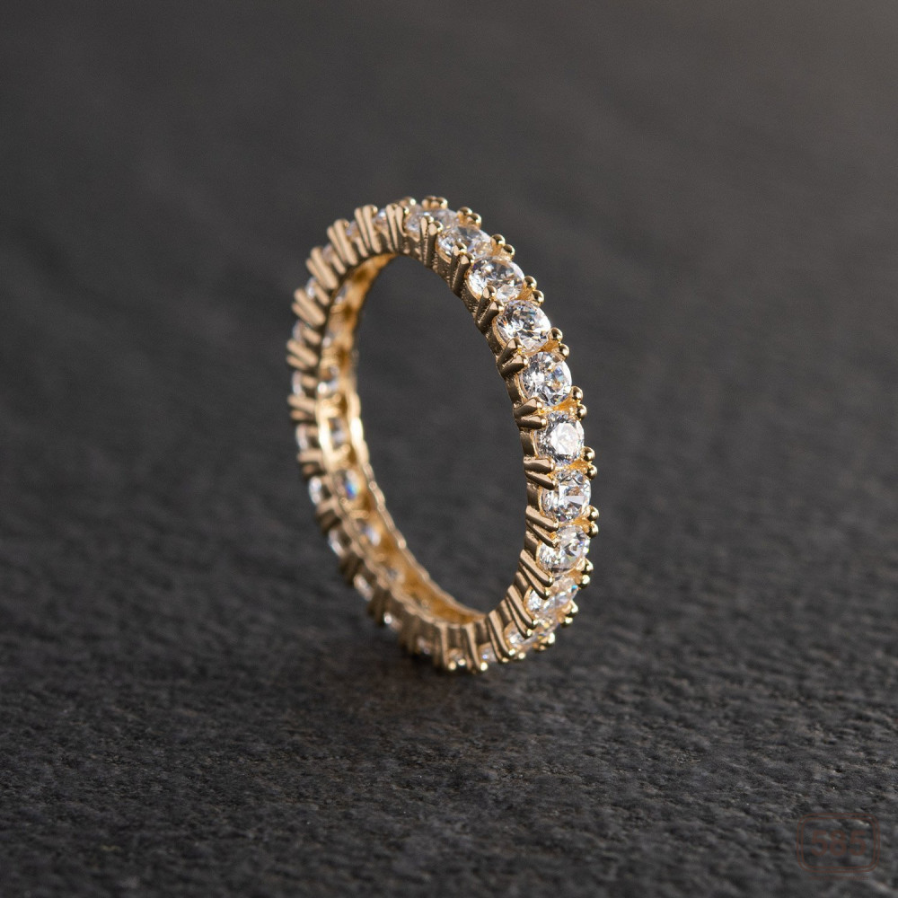 Кольцо с дорожкой камней в желтом золоте
