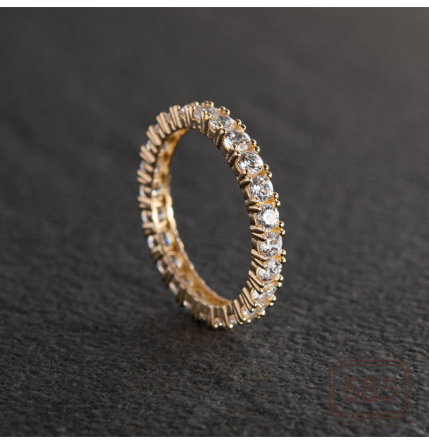 Кольцо с дорожкой камней в желтом золоте